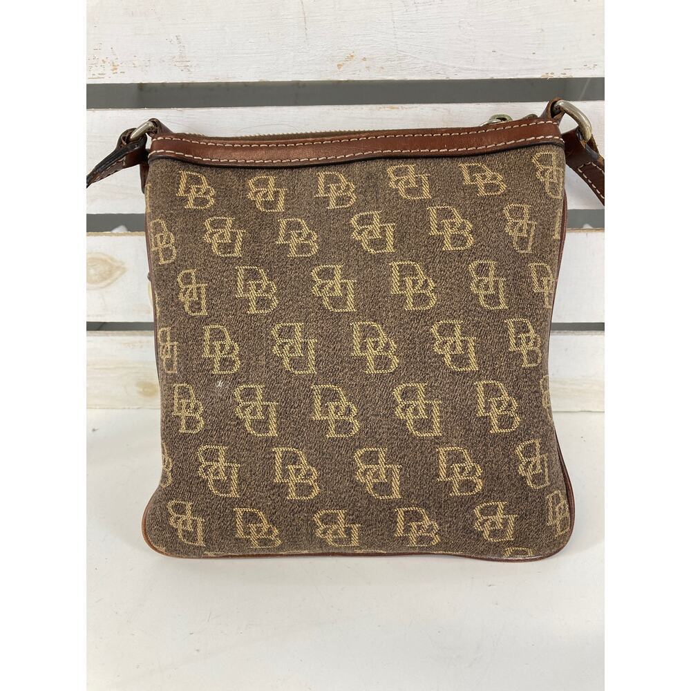 DOONEY & BOURKE, BROWN SIGNATURE CANVAS CROSSBODY BAG ASIS - Picture 4 of 16